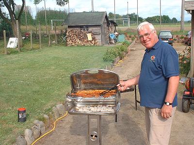 Gerd unser Tubabl&auml;ser beim Grillen f&uuml;r das Jugendorchester