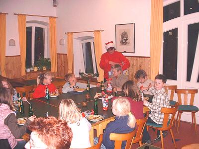 Bescherung bei der Weihnachtsfeier