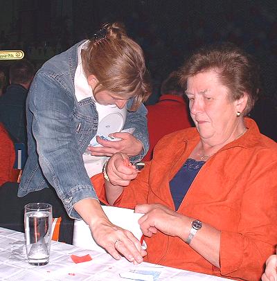  Margarete kauft Lose fr die Tombola - Dorffest in Möhnsen