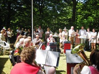 Viele Besucher machen einen Halt wenn die Möhnsener Musikanten auf dem Gut Basthorst aufspielen - Bild zum Vergrößern bitte anklicken