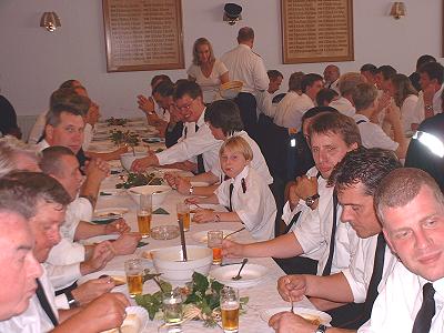 Kameraden aus Kasseburg bei der Stärkung