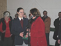 Lisa Patzker überreicht die Spende an Catharina Kulp