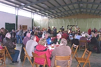 Viele Zuhörer beim Konzert des Jugendblasorchesters Sachsenwald auf dem Bastelbasar - Bild anklicken zum Vergrößern