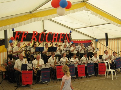 Die Möhnsener Musikanten auf der 125-Jahr-Feier der Feuerwehr Büchen - Bild zum Vergrößern bitte anklicken