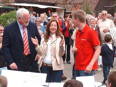 Ministepräsident Carstensen und Schlagersängerin Vicky Leandros- Bild durch Anklicken vergrößern