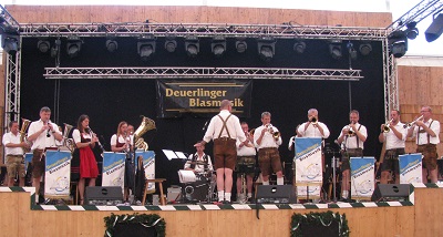 Deuerlinger Blasmusik spielt auf Gut Basthorst