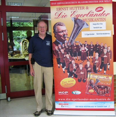 Heinrich Hamester am Eingang der Gesamtschule in Nörten-Hardenberg, wo die Sommerakademie der Egerländer durchgeführt wurde - Bild zum Vergrößern bitte anklicken