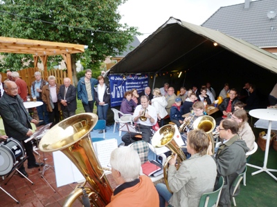 Zu Beginn der Feierlichkeitenb brachten uns Musikfreunde ein kleines Platzkonzert