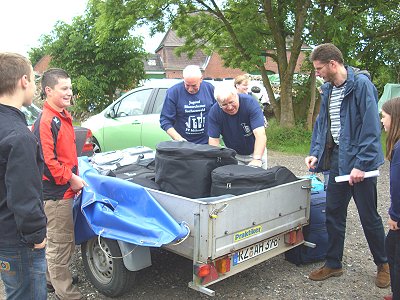 Jugendblasorchester Sachsenwald verbrachte ein Wochenende auf der Insel Fehmarn - das Schlagzeug wird verstaut