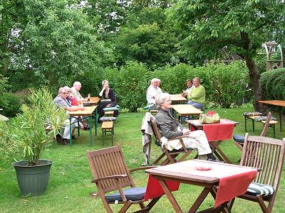 Gäste während des Konzerte im Garten des Gasthofes Hoffmann.n