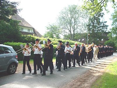 2. Feuerwehrgottesdienst auf Gut Basthorst Abmarsch am Pastorat