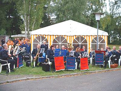 Musikzug Möhnsen spielt zum Feuerwehrmarsch in Mölln 