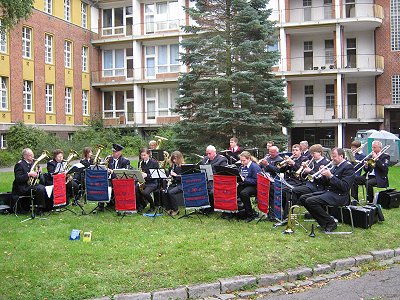 Musikzug und Jugendblasorchester spielten beim Feuerwehrmarsch des Kreisfeuerwehrverbandes Herzogtum Lauenburg in Mölln - Bild anklicken zum Vergrößern