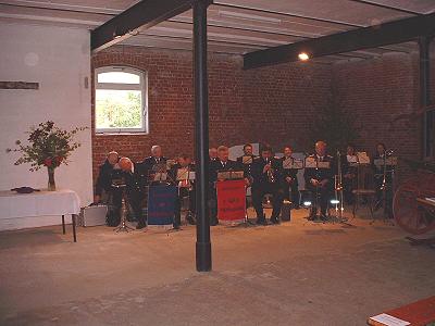 Musikzug neben Altar