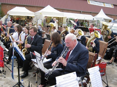 Musikzug Möhnsen und das Jugendblasorchester spielte gemeinsam am 28. April 2012 auf Gut Basthorst auf dem Frühjarhrsmarkt