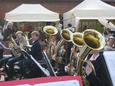 Musikzug Möhnsen und das Jugendblasorchester spielte gemeinsam am 28. April 2012 auf Gut Basthorst auf dem Frühjarhrsmarkt