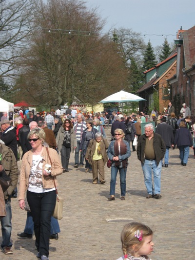 Musikzug Möhnsen und Jugendblasorchester spielten auf dem Frühjahrsmarkt auf Gut Basthorst 2012