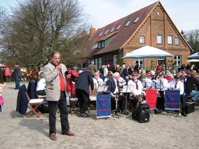 Musikzug Möhnsen und das Jugendblasorchester spielte gemeinsam am 28. April 2012 auf Gut Basthorst auf dem Frühjarhrsmarkt