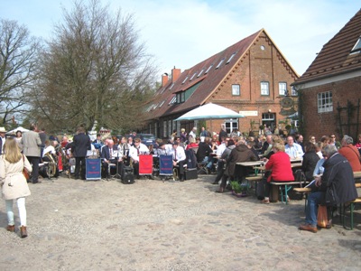 Musikzug Möhnsen und das Jugendblasorchester spielte gemeinsam am 28. April 2012 auf Gut Basthorst auf dem Frühjarhrsmarkt