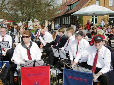 Musikzug Möhnsen und das Jugendblasorchester spielte gemeinsam am 28. April 2012 auf Gut Basthorst auf dem Frühjarhrsmarkt