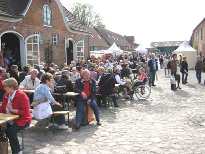 Musikzug Möhnsen und das Jugendblasorchester spielte gemeinsam am 28. April 2012 auf Gut Basthorst auf dem Frühjarhrsmarkt