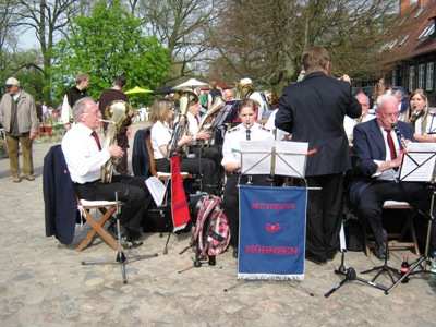 Musikzug Möhnsen und das Jugendblasorchester spielte gemeinsam am 28. April 2012 auf Gut Basthorst auf dem Frühjarhrsmarkt