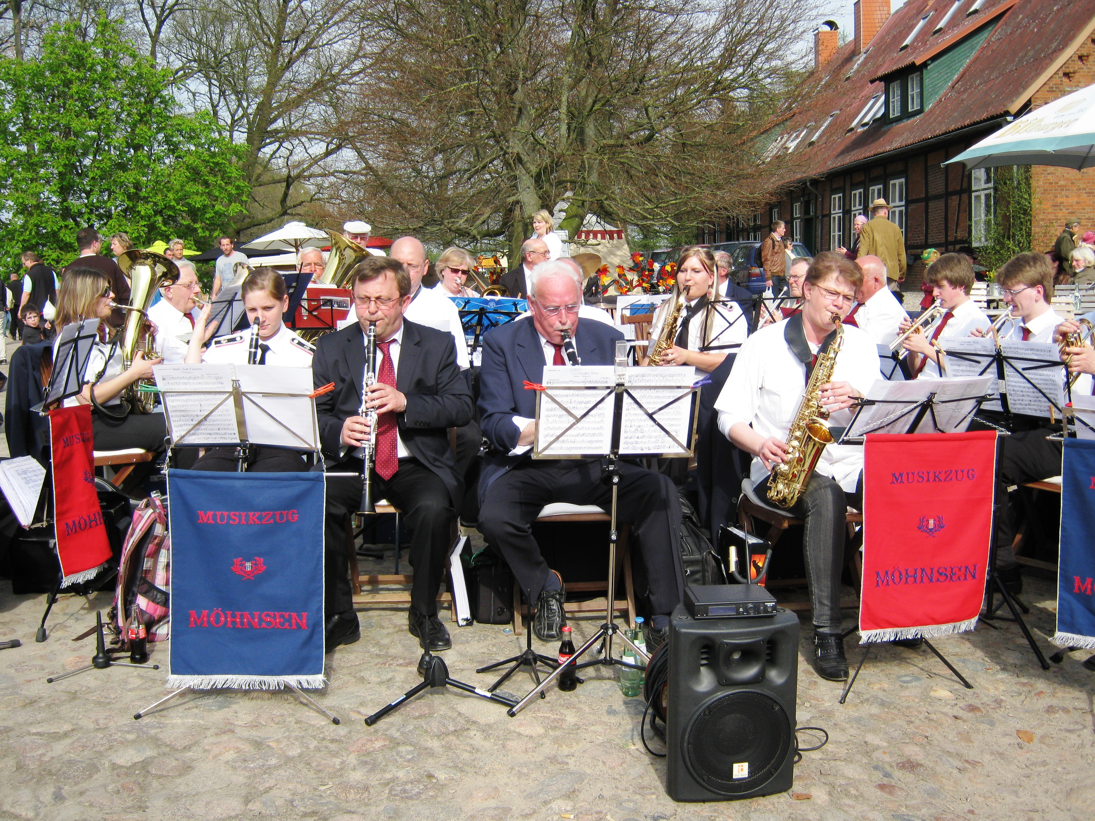 Musikzug Möhnsen und das Jugendblasorchester spielte gemeinsam am 28. April 2012 auf Gut Basthorst auf dem Frühjarhrsmarkt