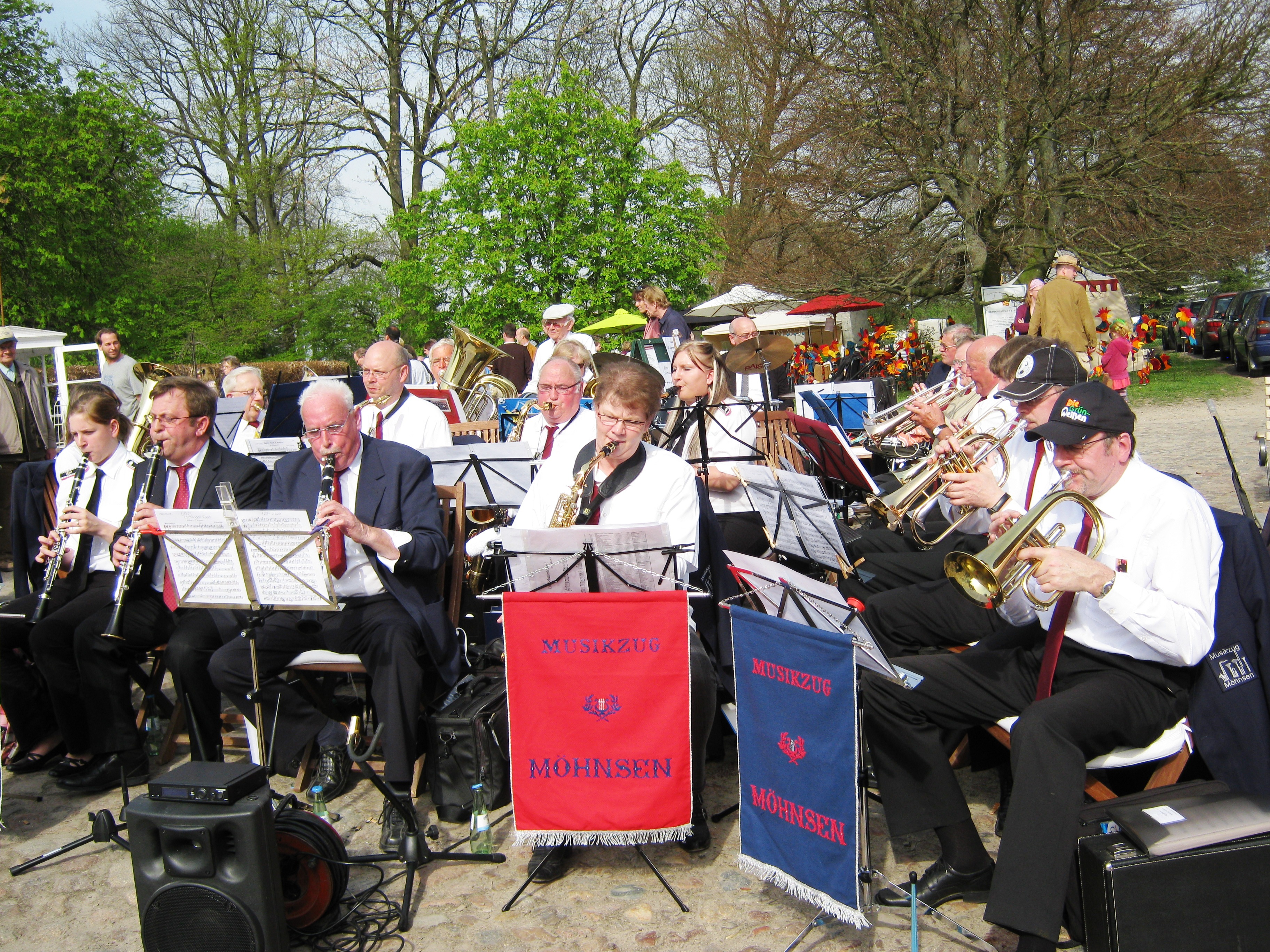 Musikzug Möhnsen und das Jugendblasorchester spielte gemeinsam am 28. April 2012 auf Gut Basthorst auf dem Frühjarhrsmarkt