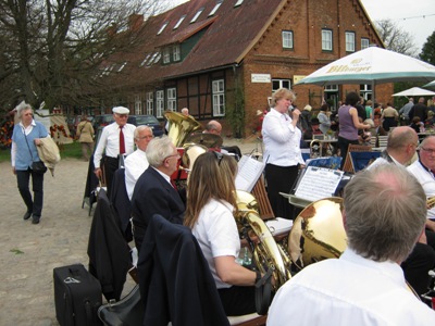 Musikzug Möhnsen und das Jugendblasorchester spielte gemeinsam am 28. April 2012 auf Gut Basthorst auf dem Frühjarhrsmarkt