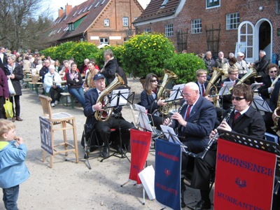 Die Möhnsener Musikanten auf dem Frühjahrsmarkt auf Gut Basthorst 2013 - zum Vergrößern bitte anklicken