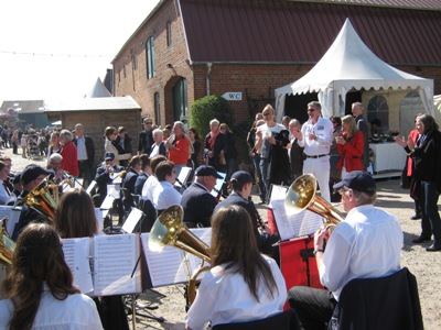 Die Möhnsener Musikanten und das Jugendblasrochester am 2. Tag auf dem Frühjahrsmarkt auf Gut Basthorst 2013 - zum Vergrößern bitte anklicken