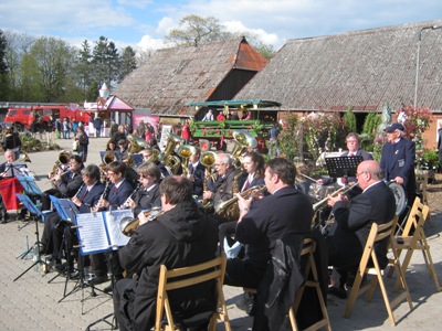 Die Möhnsener Musikanten auf dem Frühjahrsmarkt auf Gut Basthorst - Bild zum Vergrößern bitte anklicken