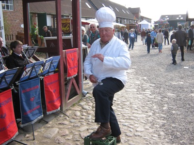 Platzkonzerte von den Möhnsener Musikanten auf dem Frühjahrsmarkt 2016 auf Gut Basthorst  - Bild zum Vergrößern bitte anklicken