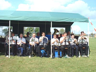 Musiker vom Musikzug und Jugendblasorchester Sachsenwald in Fuhlenhagen