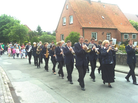 Kinderfest 2012 in Fuhlenhagen mit Musikzug und Jugendblasorchester aus Möhnsen