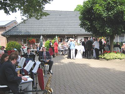 Ständchen zum 80 Geburtstag mit dem Musikzug Möhnsen - Bild anklicken zum Vergrößern