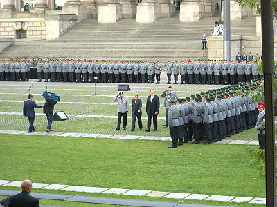 Feierliches Gelöbnis vor dem Berliner Reichstag 2009