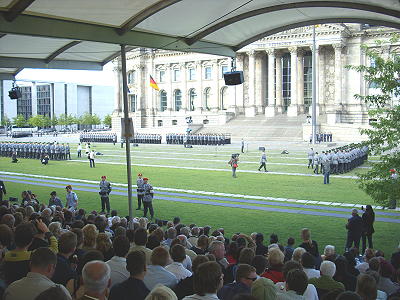 Feierliches Gelöbnis vor dem Berliner Reichstag 2009