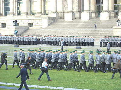 Feierliches Gelöbnis vor dem Berliner Reichstag 2009