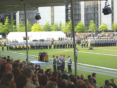 Feierliches Gelöbnis vor dem Berliner Reichstag 2009