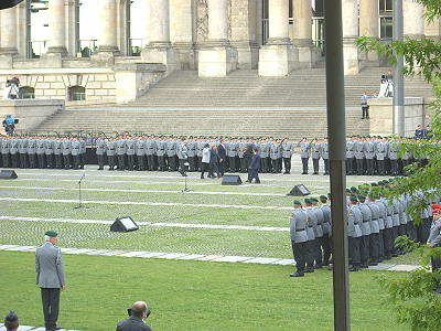 Feierliches Gelöbnis vor dem Berliner Reichstag 2009