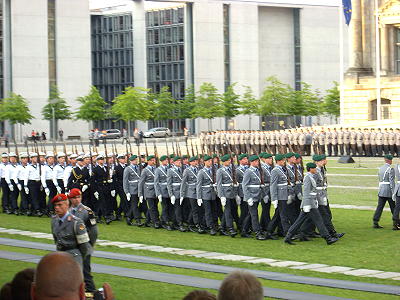 Feierliches Gelöbnis vor dem Berliner Reichstag 2009