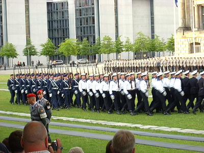 Feierliches Gelöbnis vor dem Berliner Reichstag 2009