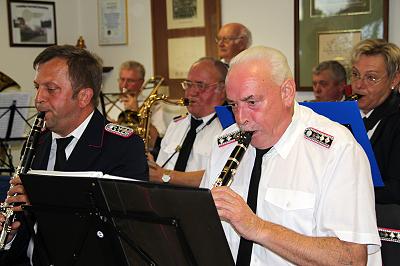 An der Klarinette: Erwin und Richard und der Musikzug Möhnsen beim Grillfest der FF Kasseburg