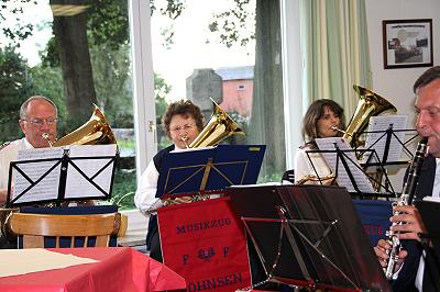 Heinrich, Waltraut, Sabine und der Musikzug Möhnsen beim Grillfest der FF Kasseburg