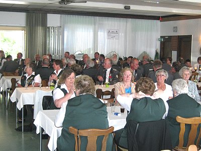 Schützenfest 2011 in Gülzow - Beim Königsschießen in der  Schützenhalle