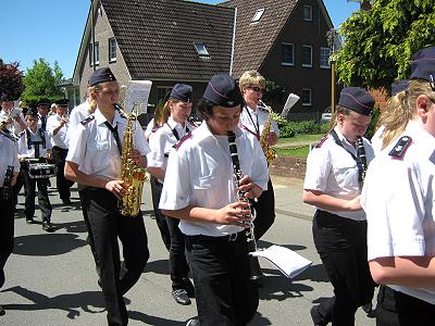 Musikerfest 2010 in Güster - Musikzug und Jugenblasorchester Saxhsenwald beim Ummarsch 