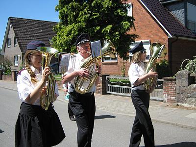 Musikerfest 2010 in Güster - Musikzug und Jugenblasorchester Saxhsenwald beim Ummarsch 