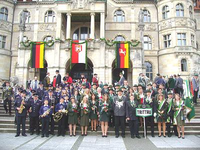  Schützenausmarsch Hannover - Musikzug und Schützenverein Trittau vor dem Rathaus Hannover - Bild durch Anklicken vergrößern