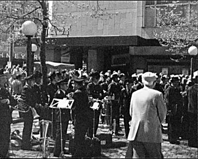 Konzert am Mönckebrunnen vor Karstadt